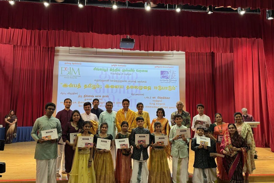 சிறப்பு விருந்தினர் திரு தினேஷ் வாசு தாஸ், சிறப்புப் பேச்சாளர் மா. பிரெமிக்கா, நிகழ்ச்சியில் பங்கேற்ற இளம் படைப்பாளர்களும் ஏற்பாட்டாளர் முகமது பிலாலும் எடுத்துக்கொண்ட படம்.