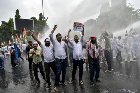 வெள்ளிக்கிழமை (செப்டம்பர் 25) இந்திய தலைமை தேர்தல் ஆணையர் ஞானேஷ் குமாருக்கு எதிராக முழக்கமிட்டு ஆர்ப்பாட்டத்தில் ஈடுபட்ட காங்கிரஸ் கட்சித் தொண்டர்கள்மீது காவல்துறை தண்ணீரைப் பீய்ச்சியடித்து கலைக்க முயற்சி செய்தது.
