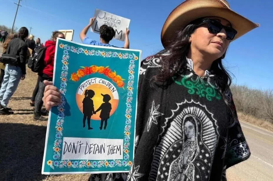 உணவில் பூச்சிகள், உடல்நலப் பாதிப்பு; டெக்சஸில் தவிக்கும் சட்டவிரோதக் குடியேறிகள்