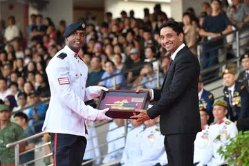 தங்க வாள் விருதை வென்ற மூன்றாம் சார்ஜன்ட் ஜோசுவா. விருதை அவருக்கு வழங்கும் துணையமைச்சர் தினே‌ஷ் வாசு தாஸ்.