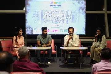 ‘தமிழ்’ ஆவணத்தொடர் தொடக்கவிழாவில் பல்கலைக்கழக மாணவர்கள் பங்கேற்ற கலந்துரையாடலை வழிநடத்தும் தொடரின் இயக்குநர் முகமது அலி (இடமிருந்து 3வது). 