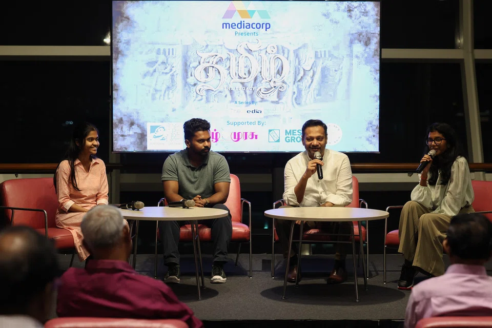 ‘தமிழ்’ ஆவணத்தொடர் தொடக்கவிழாவில் பல்கலைக்கழக மாணவர்கள் பங்கேற்ற கலந்துரையாடலை வழிநடத்தும் தொடரின் இயக்குநர் முகமது அலி (இடமிருந்து 3வது). 
