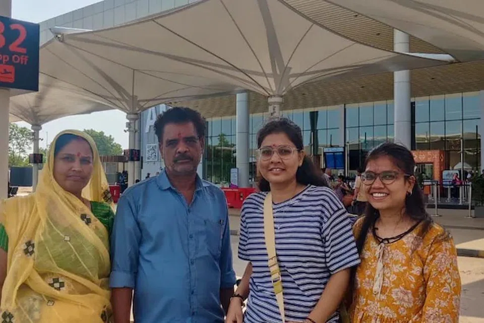 ஏஐ-171 விமான விபத்தில் உயிரிழந்த பாயல் காத்திக் (இடமிருந்து மூன்றாவது), விமானப் புறப்பாட்டுக்கு முன்னர் தன் தாய், தந்தை, தங்கையுடன் எடுத்துக் கொண்ட படம்.