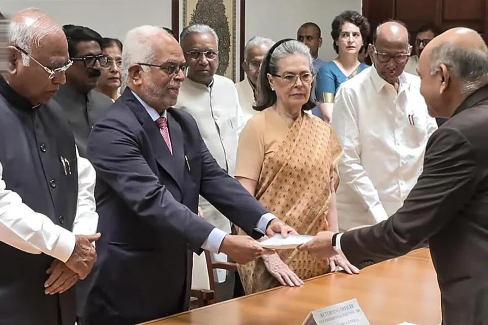 இந்தியா கூட்டணி சார்பில் வேட்பு மனுவைத்தாக்கல் செய்த முன்னாள் உச்சநீதிமன்ற நீதிபதி  சுதர்சன் ரெட்டி.
