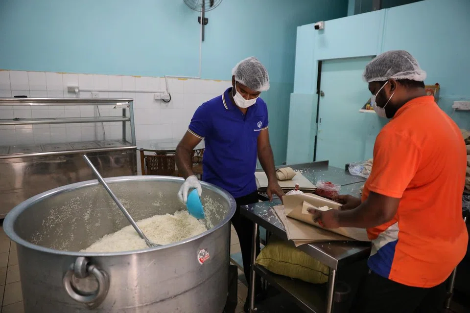தஞ்சை கேட்டரிங் நிறுவனத்தில் உணவுத் தயாரிப்பு.