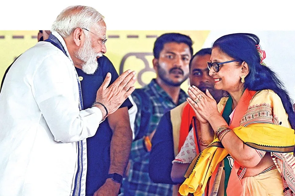 மேற்கு வங்காளத்தில் வாக்குச் சேகரிப்பில் ஈடுபட்டுள்ள பிரதமர் நரேந்திர மோடி, கிருஷ்ணா நகர் தொகுதி பாஜக வேட்பாளர் அம்ரிதா ராய்க்கு வாழ்த்துத் தெரிவித்தார்.