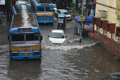 கொட்டித் தீர்த்த மழையால் வீடுகள் மற்றும் குடியிருப்புப் பகுதிகளில் முழங்கால் அளவுக்கு நீர் சூழ்ந்துள்ளது.