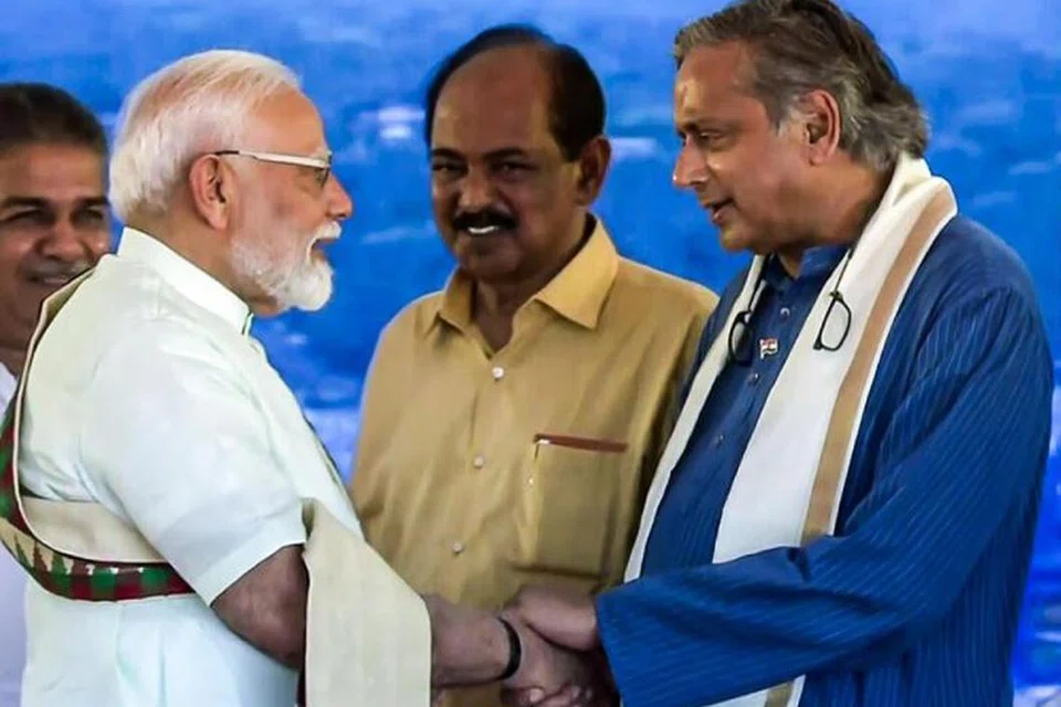 காங்கிரஸ் எம்பி சசி தரூர் மற்றும் இந்தியப் பிரதமர் நரேந்திர மோடி.
