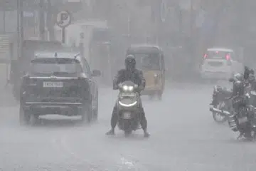 சென்னையில் கனமழை தொடரும் என்று எதிர்பார்க்கப்படுகிறது.