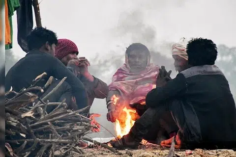 ஒவ்வொரு ஆண்டும் டிசம்பர், ஜனவரி மாதங்களில் வடஇந்தியாவில் கடும் குளிர் நிலவும். இந்தப் பனிப்பொழிவு காரணமாக பொது மக்களின் இயல்பு வாழ்க்கை பாதிக்கப்பட்டுள்ளது.