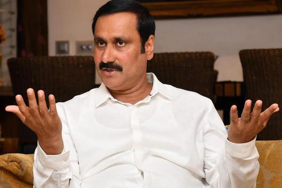 சட்டம், ஒழுங்கைப் பாதுகாக்க முடியாமல் தமிழக அரசு உறங்கிக்கொண்டிருப்பதாகக் குற்றம் சாட்டும் பாமக தலைவர் அன்புமணி.