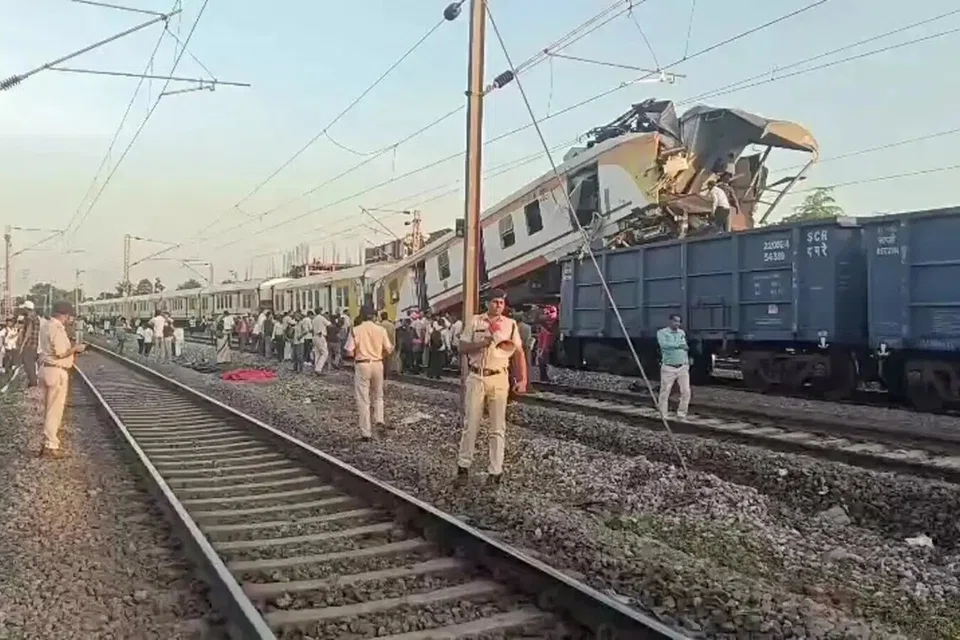மோதிய வேகத்தில் பயணிகள் ரயிலின் ஒரு பெட்டி, சரக்கு ரயிலின்மீது ஏறி நின்றது.