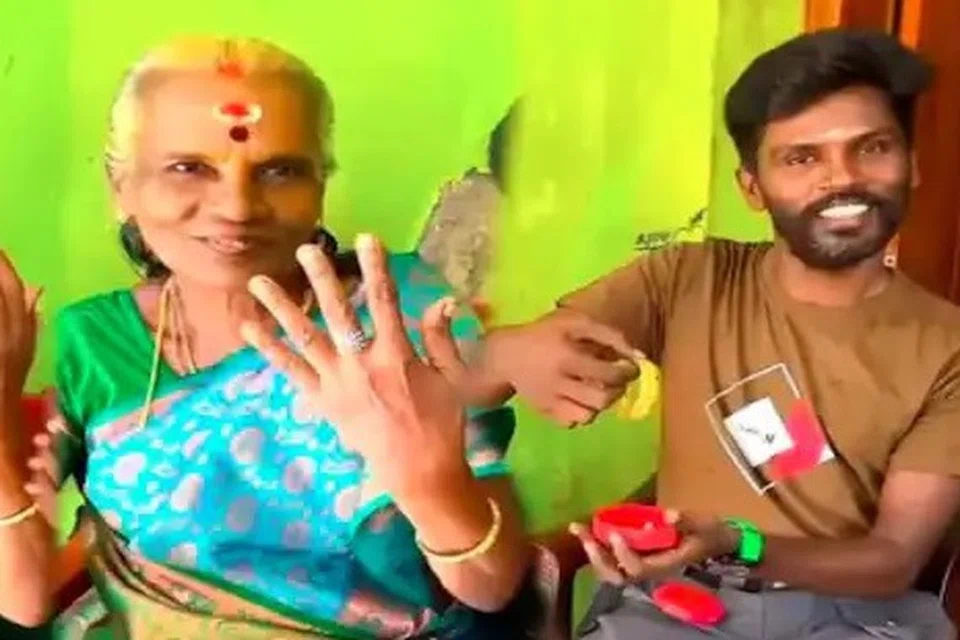 யூடியூப் மூலம் கிடைத்த வருமானத்தை வைத்து தனது தாய்க்கு தங்க வளையல்கள், மோதிரம் வாங்கிக் கொடுத்துள்ளார் சுரேஷ் குமரன்.