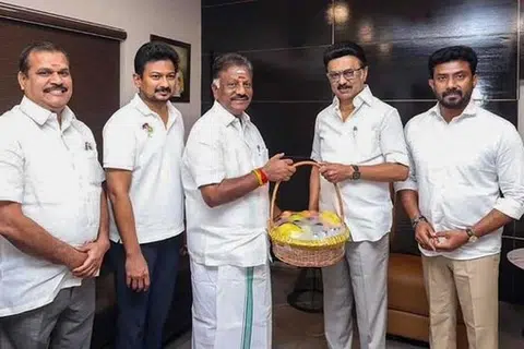அதிமுக தொண்டர்கள் உரிமை மீட்புக் குழு ஒருங்கிணைப்பாளருமான ஓ.பன்னீர்செல்வம் தமிழக முதல்வரும் திமுக தலைவருமான மு.க.ஸ்டாலினைச் சந்தித்துப் பேசினார். வலக்கோடியில் இருப்பவர் திரு பன்னீர்செல்வத்தின் மகன் ரவீந்திரநாத்.