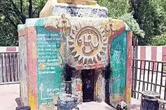கோவிலில் உள்ள சிறிய குகை போன்ற அமைப்பின் ஒரு பகுதிக்குள் நுழைந்து, மற்றொரு வழியாக வெளிவந்தால் புண்ணியம் எனக் கருதப்படுகிறது.