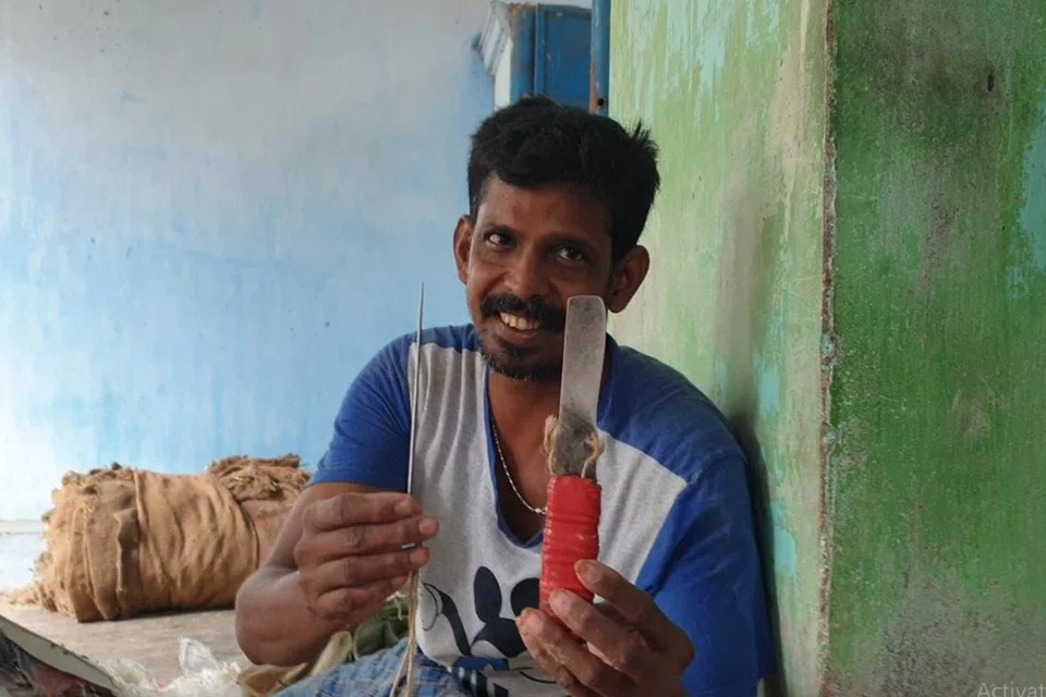சிறுவயது முதலே கைத்தொழில் கற்று சாக்குப் பை தைப்பதில் வல்லவரான திரு தர்மேந்திரன் குடைக் கம்பியையும் சுவர்க் கடிகார சுருள் பட்டையையும் பயன்படுத்திச் சம்பாதிக்கிறார். 