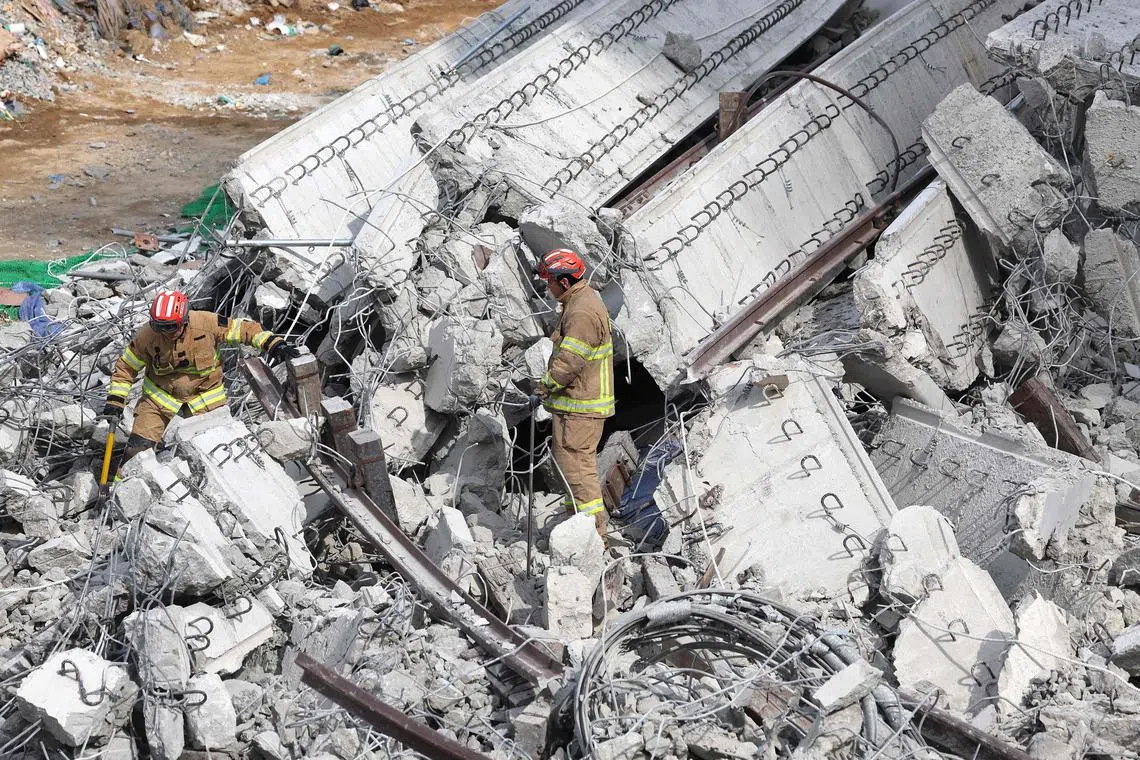 50 மீட்டர் உயர பாலம் இடிந்து விழுந்து நால்வர் உயிரிழப்பு