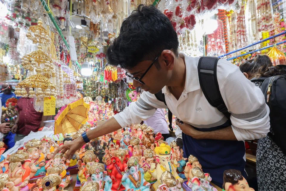 கேம்பெல் லேனில் விநாயகர் சிலையைப் பார்க்கும் வாடிக்கையாளர்.