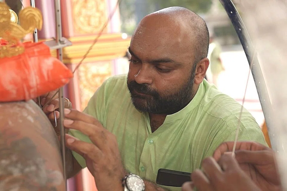 அலகு குத்தும் பணியில் ஈடுபட்டிருக்கும் பெட்ரோலிய ஆய்வாளர் தினே‌ஷ் ஞானசேகரன், 40.