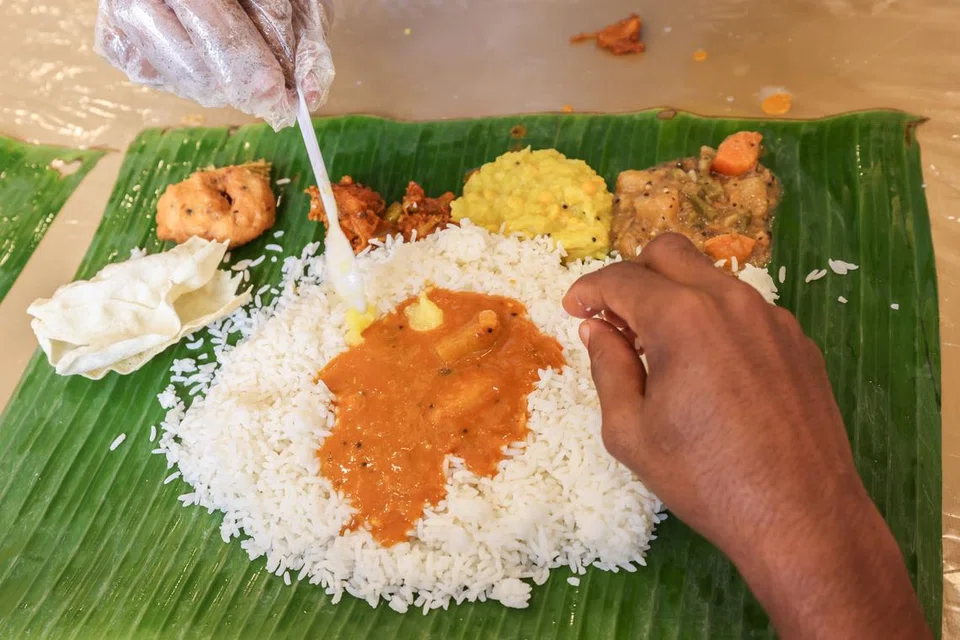 பாரம்பரிய வாழையிலை விருந்தை வெளிநாட்டு ஊழியர்கள் ஒன்றாகச் சேர்ந்து ஓர் இடத்தில் சாப்பிட்டு மகிழ்ந்தனர்.