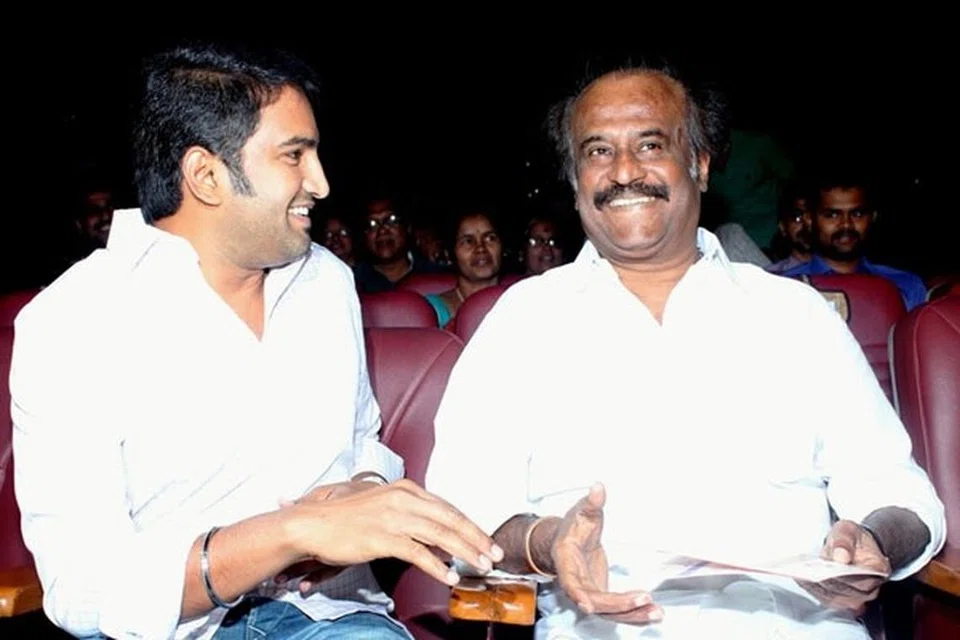 நிகழ்ச்சி ஒன்றில் சந்தானம், ரஜினி.