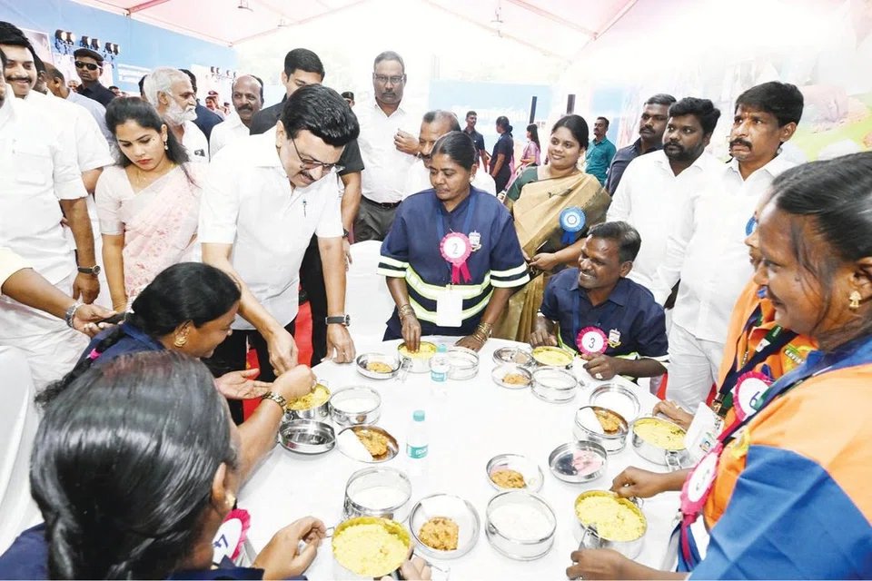 தூய்மைப் பணியாளர்களுக்கு முக்கால உணவளிக்கும் விரிவாக்கத் திட்டத்தை தொடங்கி வைத்து அவர்களுடன் இணைந்து உண்டு மகிழ்ந்தார் தமிழக முதல்வர் மு.க.ஸ்டாலின்.