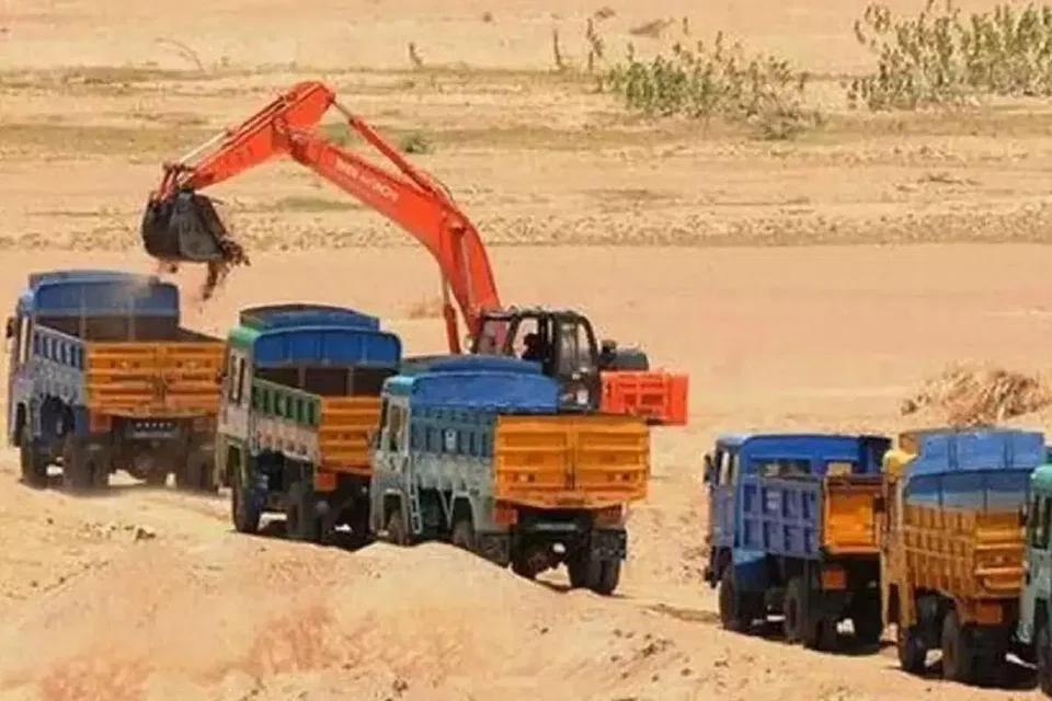 குவாரியில் இருந்து மணல் ஏற்றிச் செல்லும் லாரிகள்.