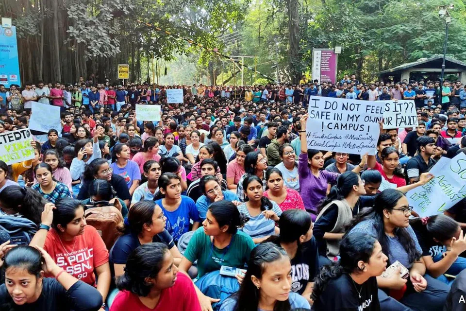 இந்தியாவின் உத்தரப் பிரதேச மாநிலத்திலுள்ள ஐஐடி பனாரஸ் இந்து பல்கலைக் கழகத்தில் கடந்த நவம்பர் 2ஆம் தேதி மாணவி ஒருவர் பாலியல் வன்கொடுமைக்கு உள்ளாக்கப்பட்டதைக் கண்டித்து போராட்டத்தில் ஈடுபட்ட மாணவர்கள்.