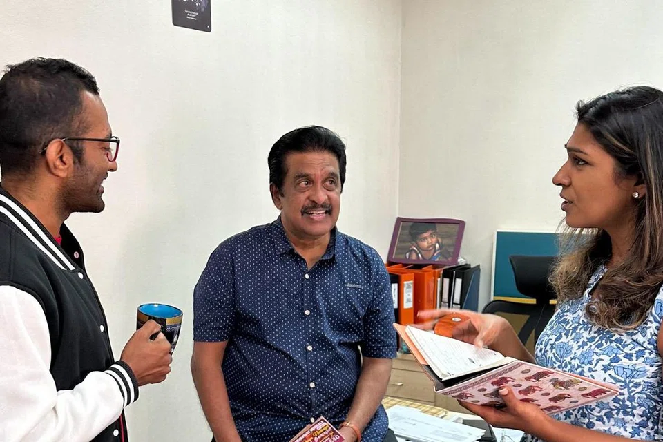நிகழ்ச்சி ஏற்பாட்டாளர் செல்வராஜூ பிரகாசத்துடன் (நடுவில்) அவருடைய மருமகள் வைஷ்ணவி ஸ்ரீனிவாசன், நண்பர் செல்வம் ராமநாதன்.