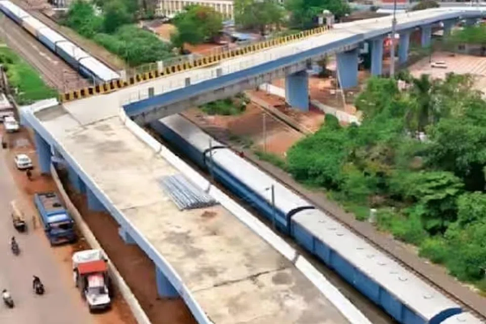 விபத்து ஏற்படும் வகையில் கட்டப்பட்டிருக்கும் மேல்பாலம்.