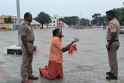 காவலர் காலில் விழுந்து அழுத பிரபாகரன்.