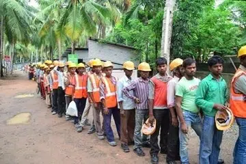 கள்ளக்குடியேறிகளும் பிற இந்திய புலம்பெயர் தொழிலாளர்களும் கேரளாவில் வேலைவாய்ப்புகளைப் பெறுவதில் ஆர்வம் காட்டுகின்றனர்.