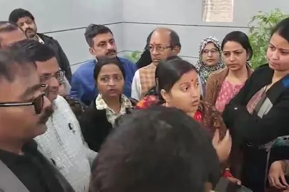ஜார்கண்டில் உள்ள பள்ளியில் மாணவிகளுக்கு சிக்கல் ஏற்பட்டதால் பெற்றோர் ஆத்திரமடைந்துள்ளனர்.