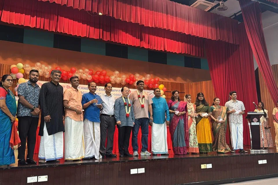 நிகழ்ச்சி ஏற்பாட்டாளர்கள், சிறப்பு விருந்தினர்களுடன் பட்டிமன்றப் பேச்சாளர்கள்.