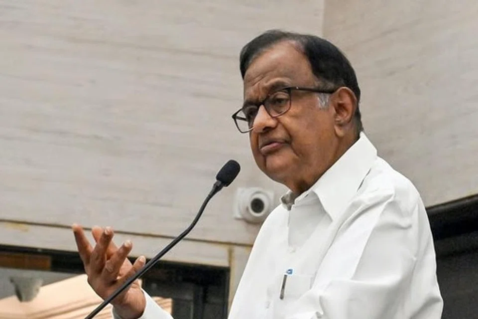 வடமாநிலங்களில் பேச்சுமொழி, பயிற்சிமொழி, பாடமொழி என எல்லாமே இந்திதான் என்கிறார் முன்னாள் மத்திய நிதியமைச்சர் சிதம்பரம்.