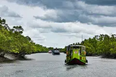 உத்தரப் பிரதேசத்தில் கங்கை, யமுனை உட்பட 11 தேசிய நீர்வழிகள் உள்ளன. இவை அம்மாநிலத்தை மற்ற மாநிலங்களுடன் இணைக்கின்றன.