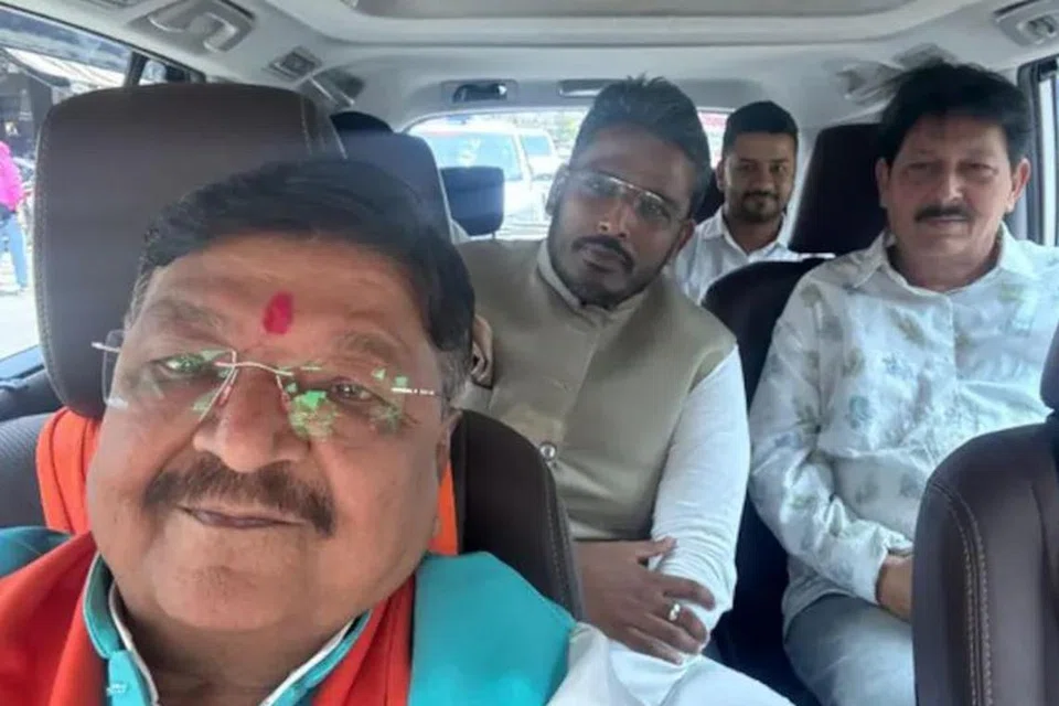 பாஜக வேட்பாளருடன், மாவட்ட ஆட்சியர் அலுவலகத்திற்கு சென்ற அக்ஷய் காண்டி வேட்பு மனுவை திரும்பப் பெற்றார்.