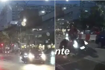 பிரதானச் சாலைக்குள் கார் திரும்பியபோது அவ்வழியாகச் சென்றுகொண்டிருந்த மோட்டார் சைக்கிளோட்டி மீது மோதியது. இதில் நிலைதடுமாறி மோட்டார் சைக்கிளோட்டி சாலையில் விழுந்தார்.