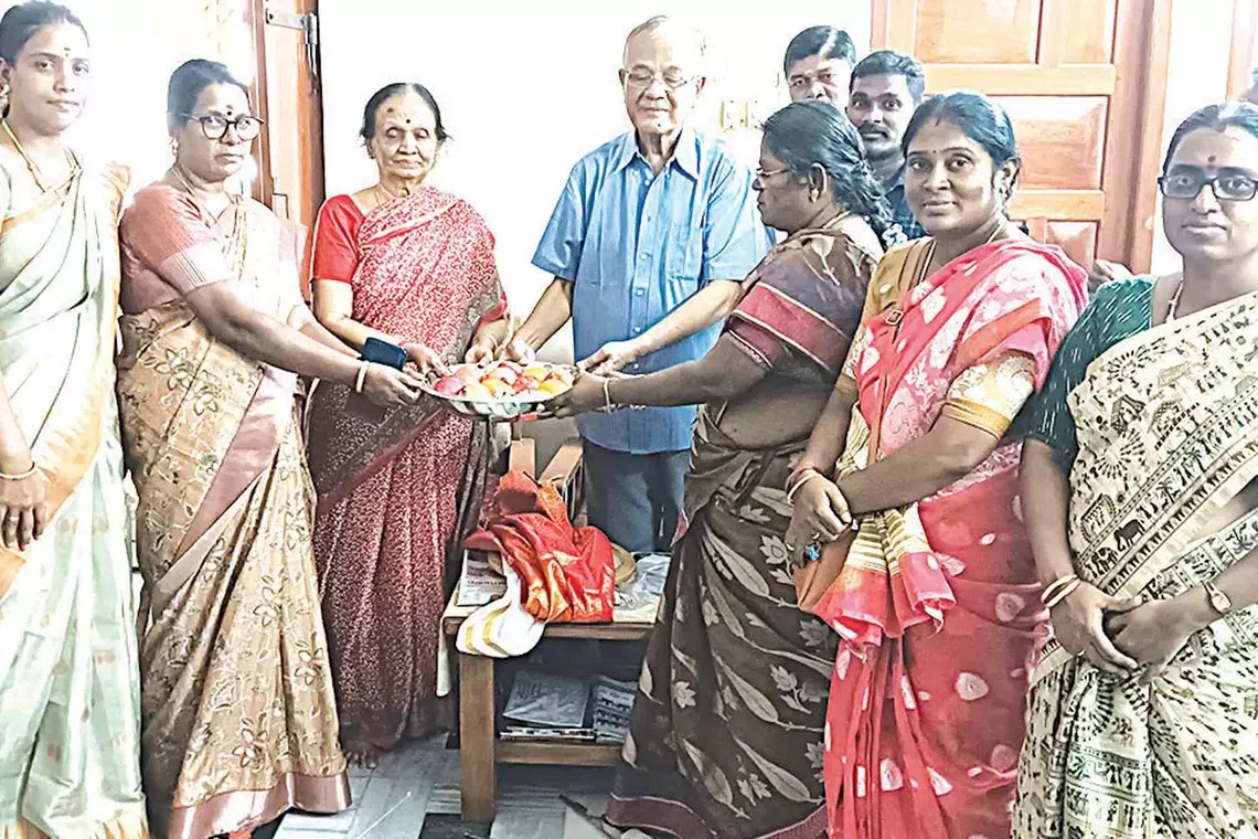 அரசுப் பள்ளிப் பாதைக்காக சொந்த நிலத்தைத் தானமாக வழங்கிய மருத்துவர்