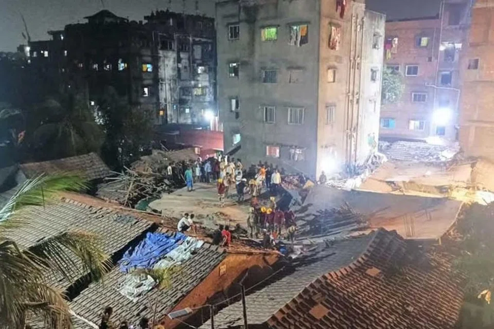 சட்டவிரோதமாக கட்டப்பட்டு வந்த கட்டடம் இடிந்து விழுந்ததில் இருவர் பலியாகினர். 