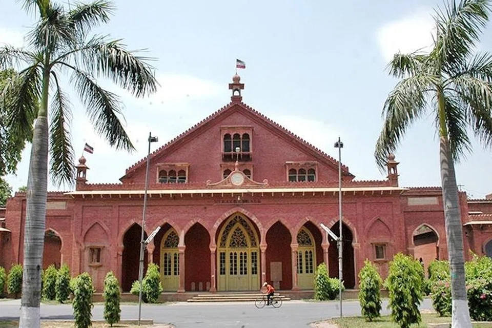 அலிகர் முஸ்லிம் பல்கலைக்கழகம்.