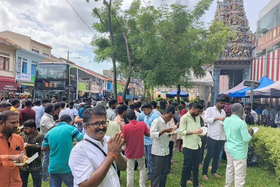 கடந்த புத்தாண்டின்போது கை முறிந்தாலும் குணமடைந்து ஆலயம் முன் கைகூப்பும் மாணிக்கம் சுரேஷ், 50,