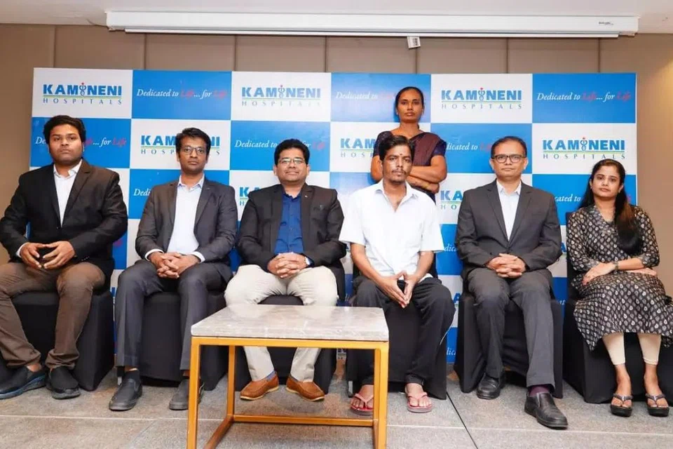 இளம்பிள்ளை வாதத்தால் பாதிக்கப்பட்ட பாஸ்கருக்கு (வலமிருந்து மூன்றாவது)  இதய மாற்று அறுவை சிகிச்சையை வெற்றிகரமாக  மேற்கொண்ட ஹைதராபாத் மருத்துவர்கள்.