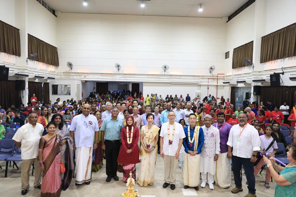 ஏற்பாட்டுக் குழுவினர், குடியிருப்பாளர்களுடன் ஜூரோங் குழும அடித்தள ஆலோசகர்கள்.