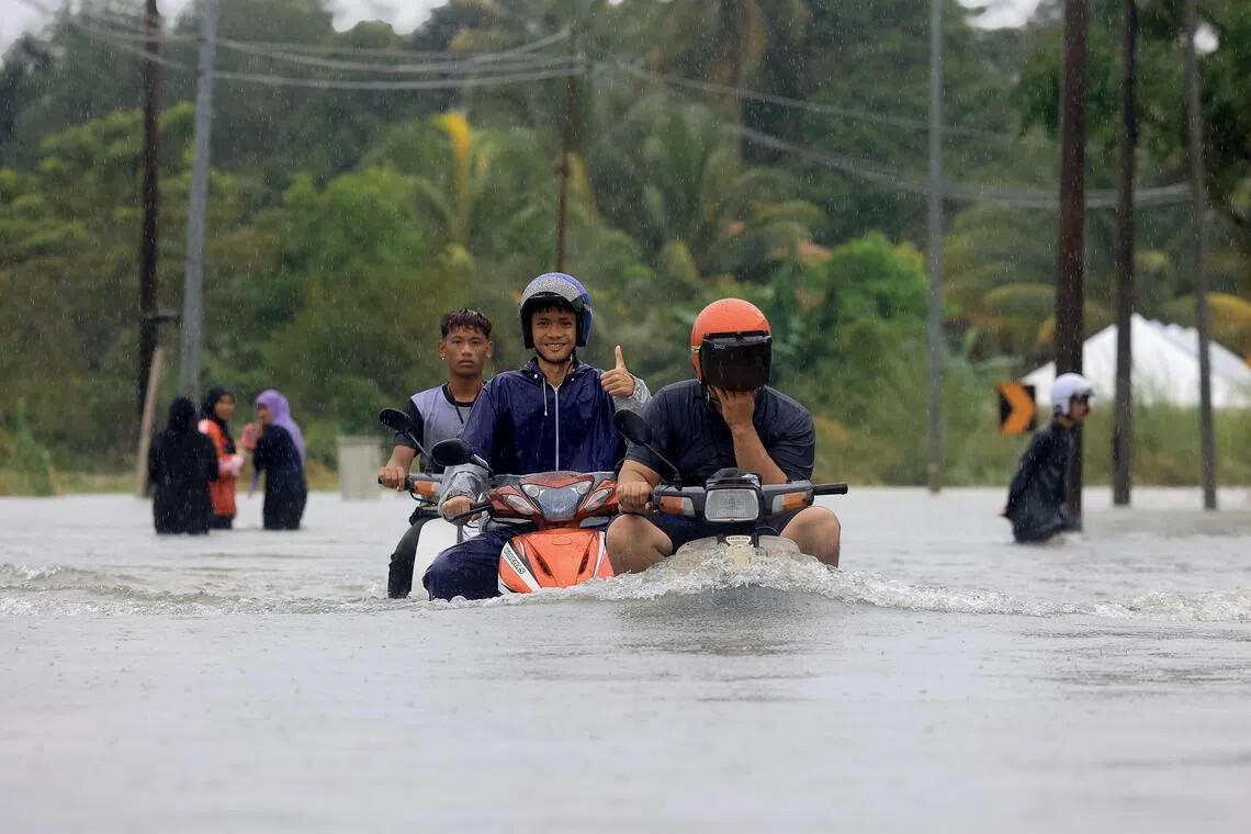 மலேசிய வெள்ளத்திலிருந்து மீட்கப்பட்ட கைக்குழந்தைகள்