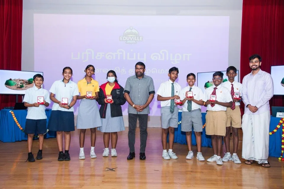 
வெற்றி பெற்ற உயர்நிலைப் பள்ளிப் பிரிவு மாணவர்கள்.  