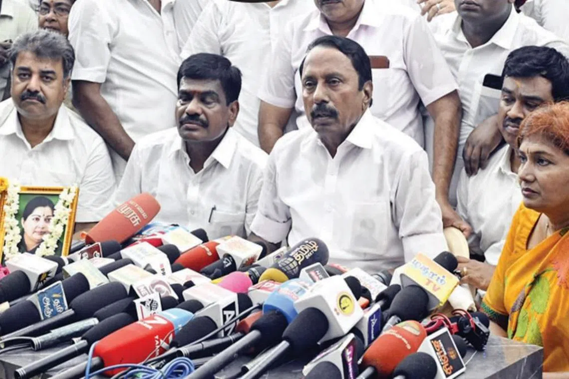 அதிமுக பொறுப்புகளில் இருந்து செங்கோட்டையனை நீக்கிய பழனிச்சாமி