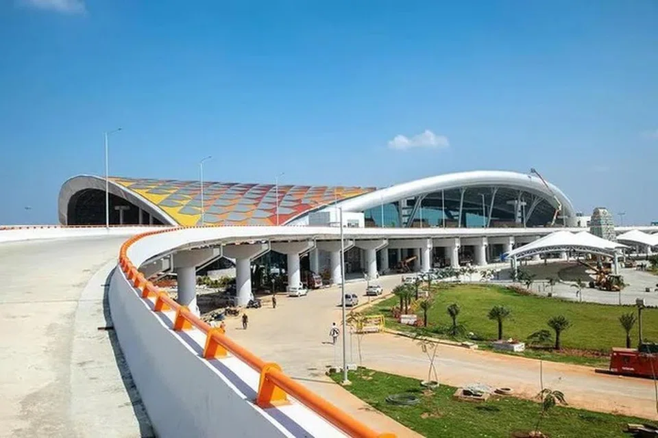 திருச்சி விமான நிலையத்திலிருந்து 17 கிலோமீட்டார் தொலைவில் விமானம் பறந்துகொண்டிருந்தபோது அதன்மீது லேசர் ஒளி பாய்ச்சப்பட்டதாகச் சொல்லப்படுகிறது.