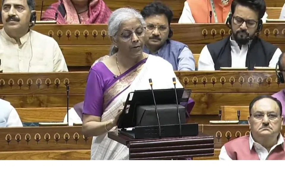 மக்களவையில் 2024-25 நிதியாண்டுக்கான முழு வரவு செலவுத் திட்டத்தை நிதியமைச்சர் நிர்மலா சீதாராமன் செவ்வாய்க்கிழமை (ஜூலை 23) தாக்கல் செய்தார்.