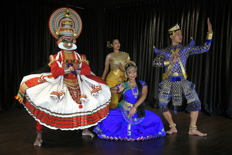 கம்போடியாவின் அம்ரிதா பெர்ஃபார்மிங் ஆர்ட்ஸ் அமைப்புடன் இணைந்து பாஸ்கர்ஸ் ஆர்ட்ஸ் அகாடமி 2017ல் வழங்கிய ‘பிருகன்னளை - அர்ஜுனனின் மாறுவேடம்’ கலாசாரங்களுக்கு இடையிலான நடனப் படைப்பு.
